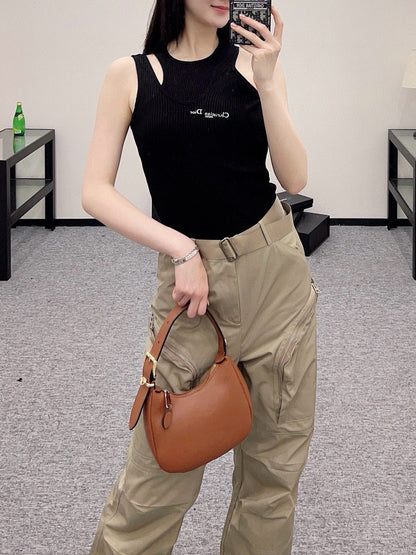 Annastore wearing a black vest walking on the fashion street beautiful heart!