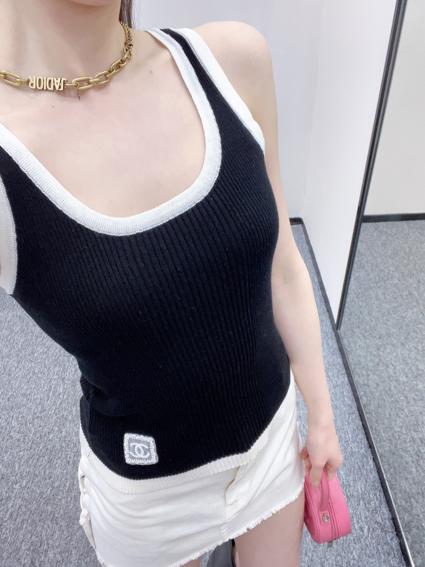 Annastore new arrival, walking on the fashionable streets in sexy vest, beautiful heart!