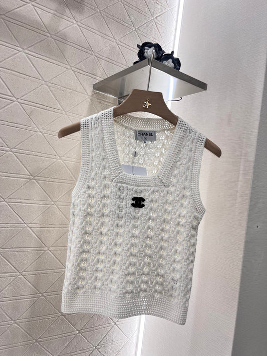 Annastore new product, walking on the fashionable streets wearing a white hollow sexy vest, beautiful heart!