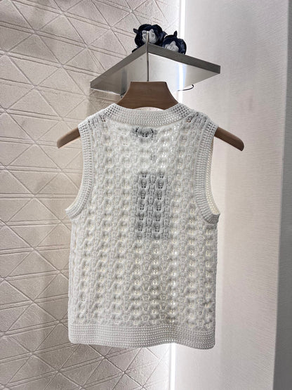 Annastore new product, walking on the fashionable streets wearing a white hollow sexy vest, beautiful heart!