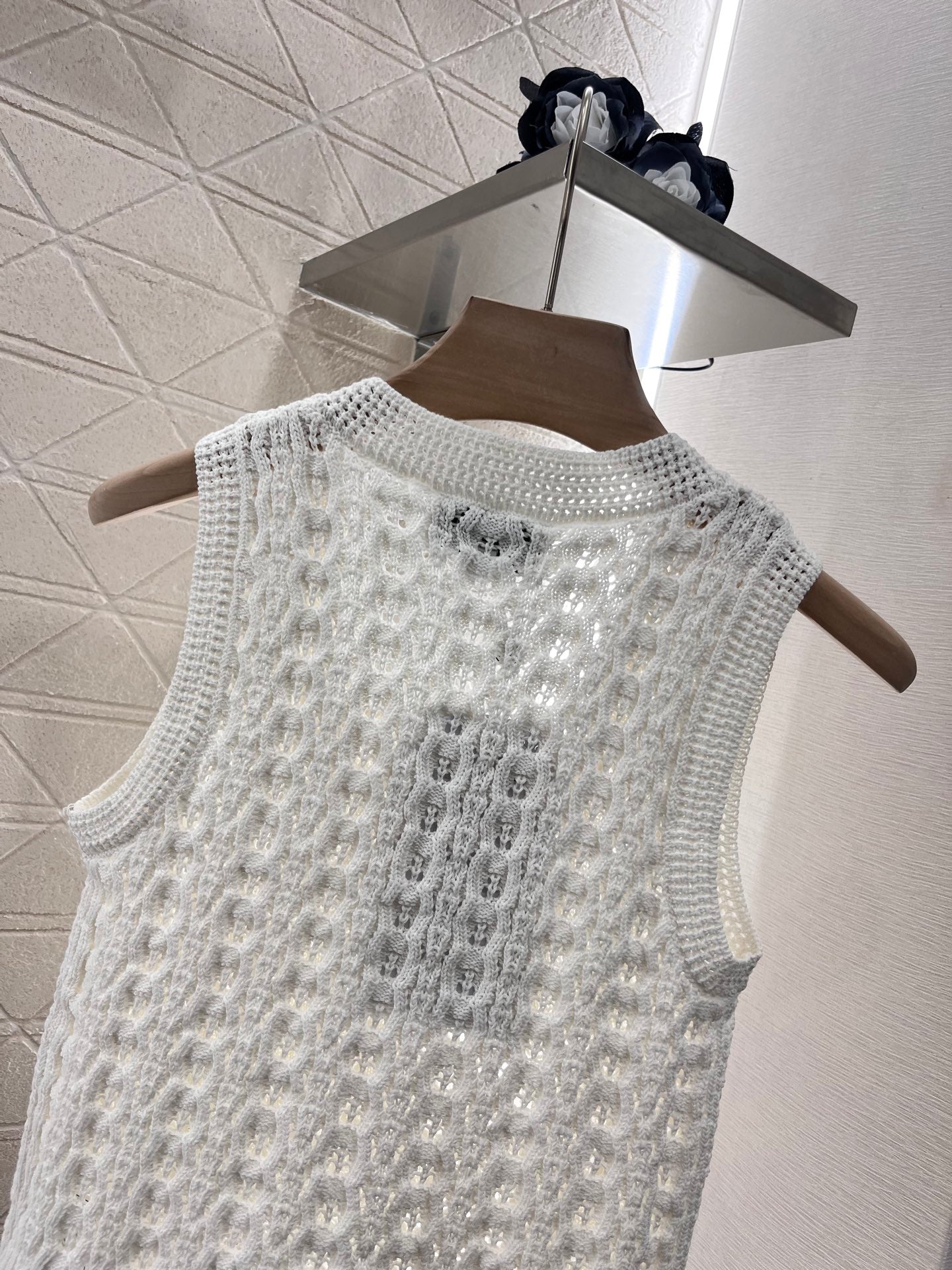 Annastore new product, walking on the fashionable streets wearing a white hollow sexy vest, beautiful heart!