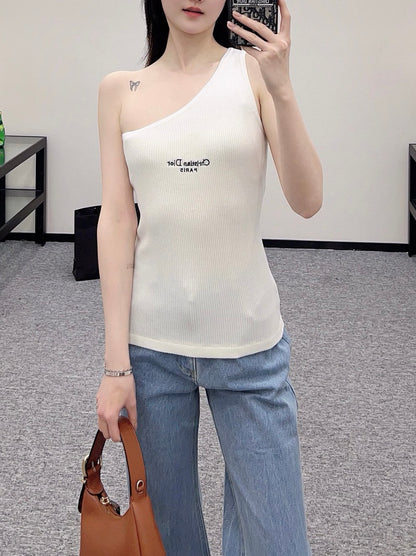 Annastore new product, walking on the fashionable streets in a white sexy vest, beautiful heart!