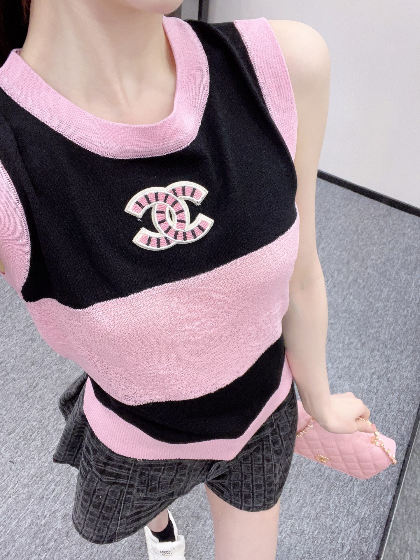 Annastore new arrival, walking on the fashionable streets in sexy vest, beautiful heart!