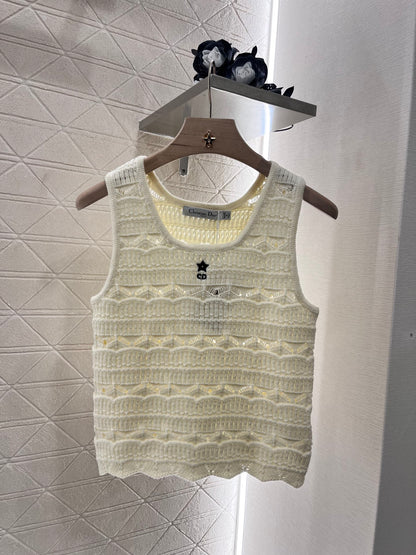 Annastore new product. Walking on the fashionable streets in a light yellow hollow vest. Beautiful heart!