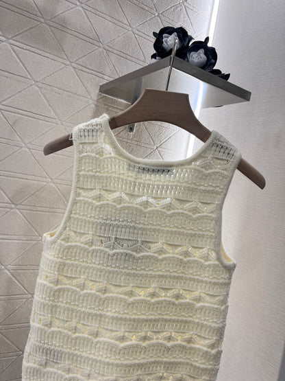 Annastore new product. Walking on the fashionable streets in a light yellow hollow vest. Beautiful heart!