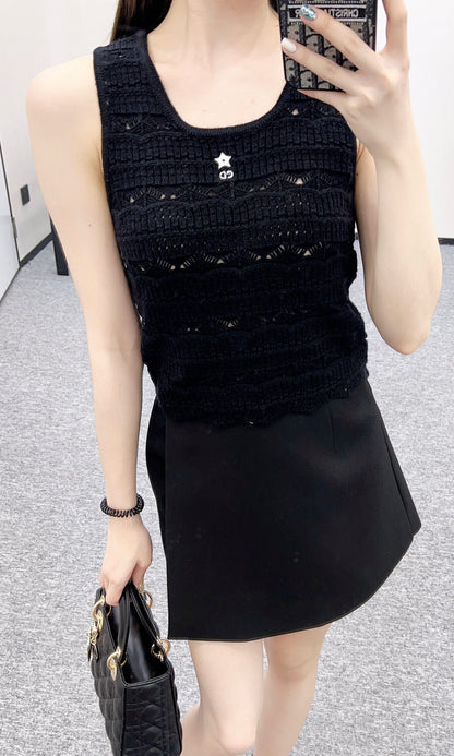 Annastore new product, walking on the fashionable street wearing a black hollow vest, beautiful heart!