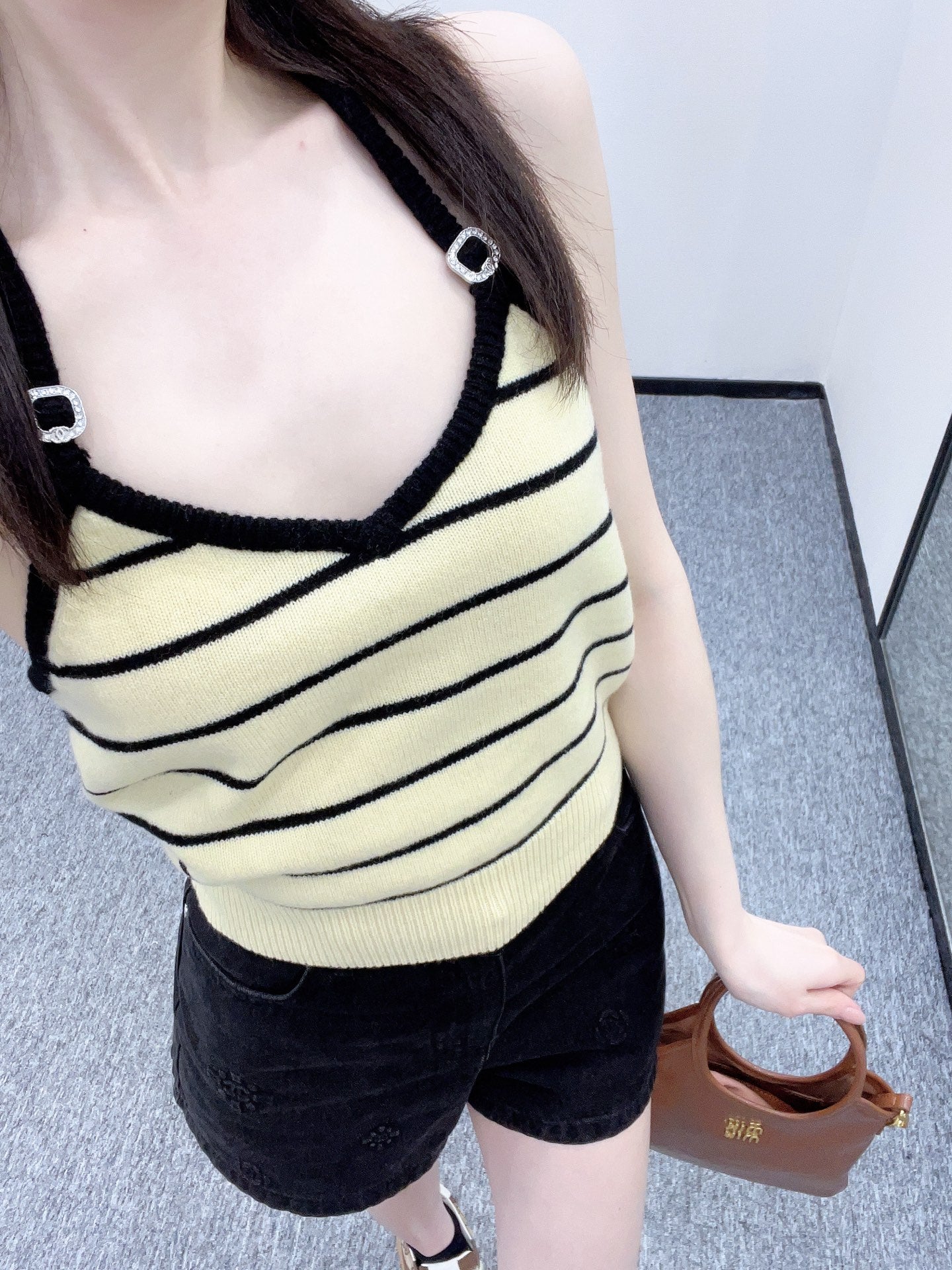 Annastore new product, walking on the fashionable street in a light yellow vest, beautiful heart!