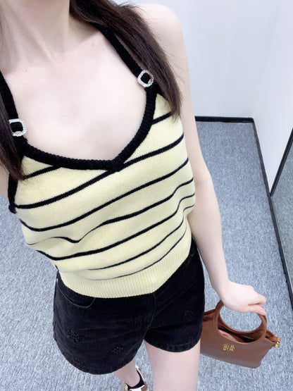 Annastore new product, walking on the fashionable street in a light yellow vest, beautiful heart!