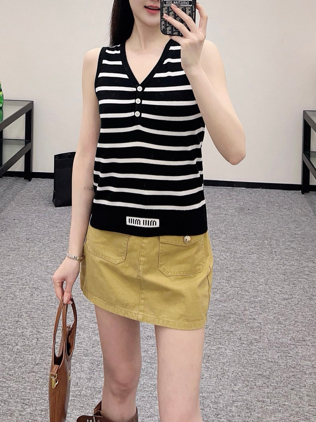 Annastore new product, walking on the fashionable streets wearing a black striped vest, beautiful heart!