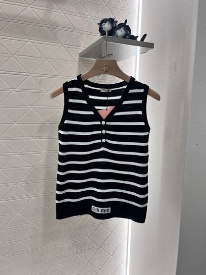 Annastore new product, walking on the fashionable streets wearing a black striped vest, beautiful heart!