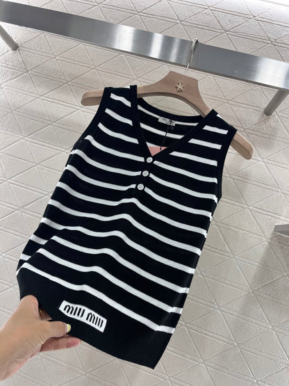 Annastore new product, walking on the fashionable streets wearing a black striped vest, beautiful heart!