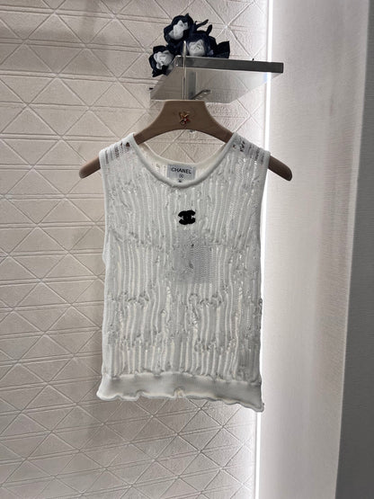 Annastore new product, walking on the fashionable streets wearing a white translucent vest, beautiful heart!