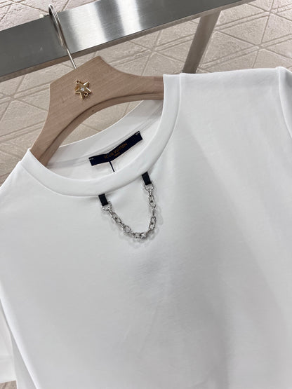 L* New Round Neck Printed Chain T-shirt Made of Cotton