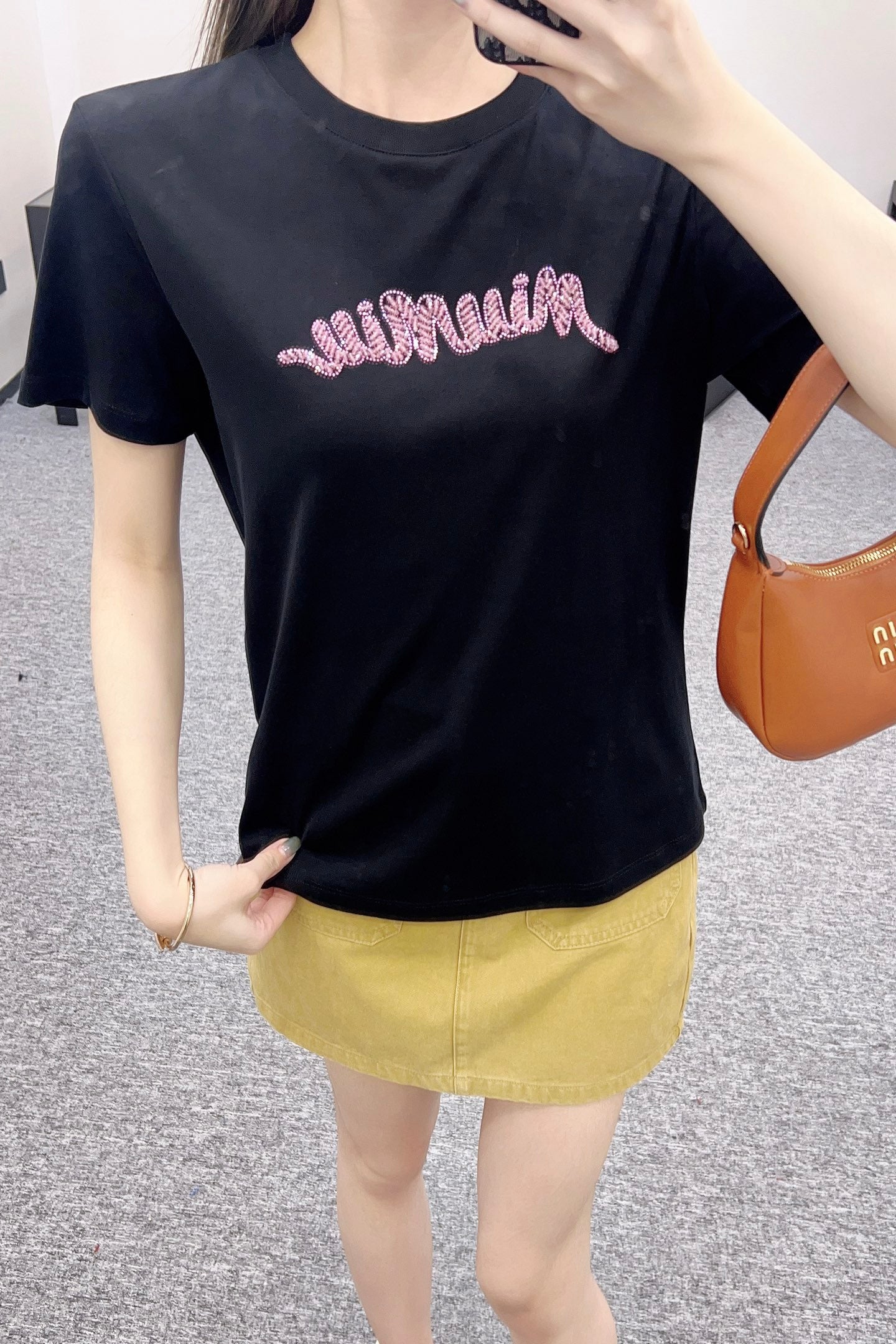 New product promotion. Walk on the street wearing fashionable T-shirts. Beautiful heart!