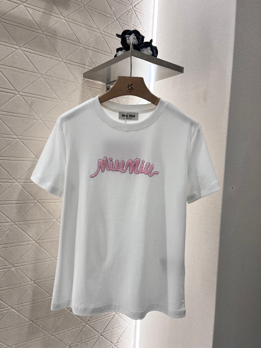 New product promotion. Walking on the street wearing a fashionable white T-shirt. Beautiful heart!