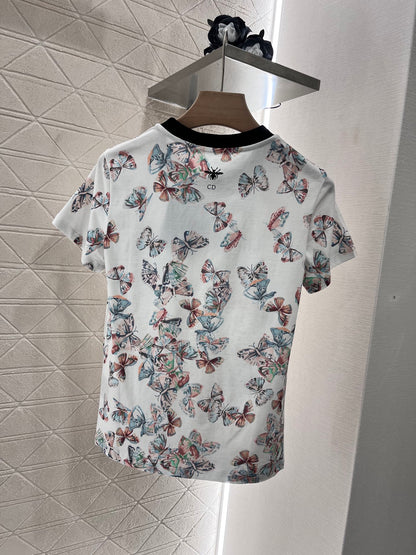 👚New product promotion. Wear fashionable floral T-shirts and walk on the street. Beautiful heart!