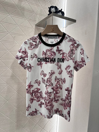 👚New product promotion. Wear fashionable floral T-shirts and walk on the street. Beautiful heart!