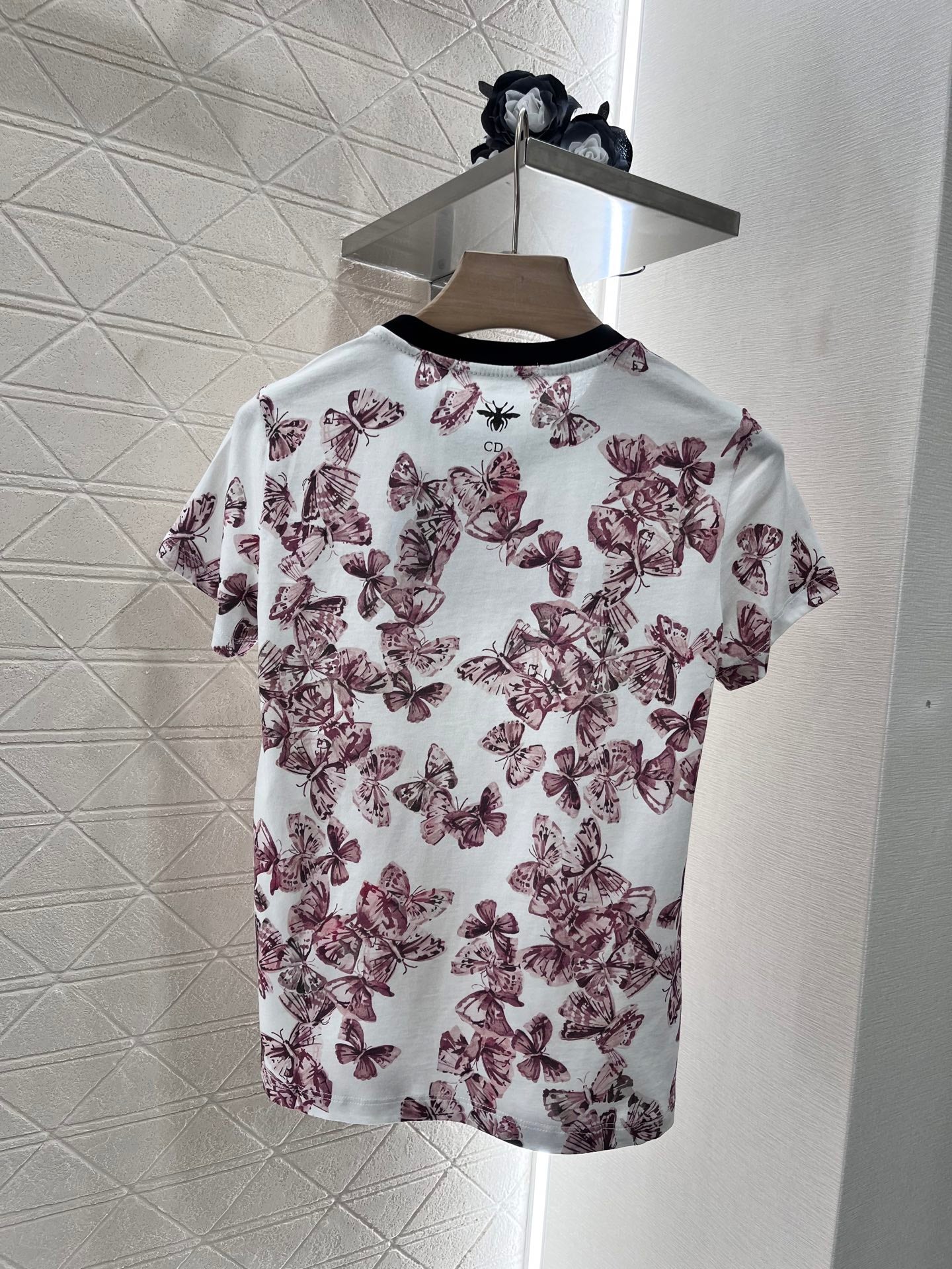 👚New product promotion. Wear fashionable floral T-shirts and walk on the street. Beautiful heart!