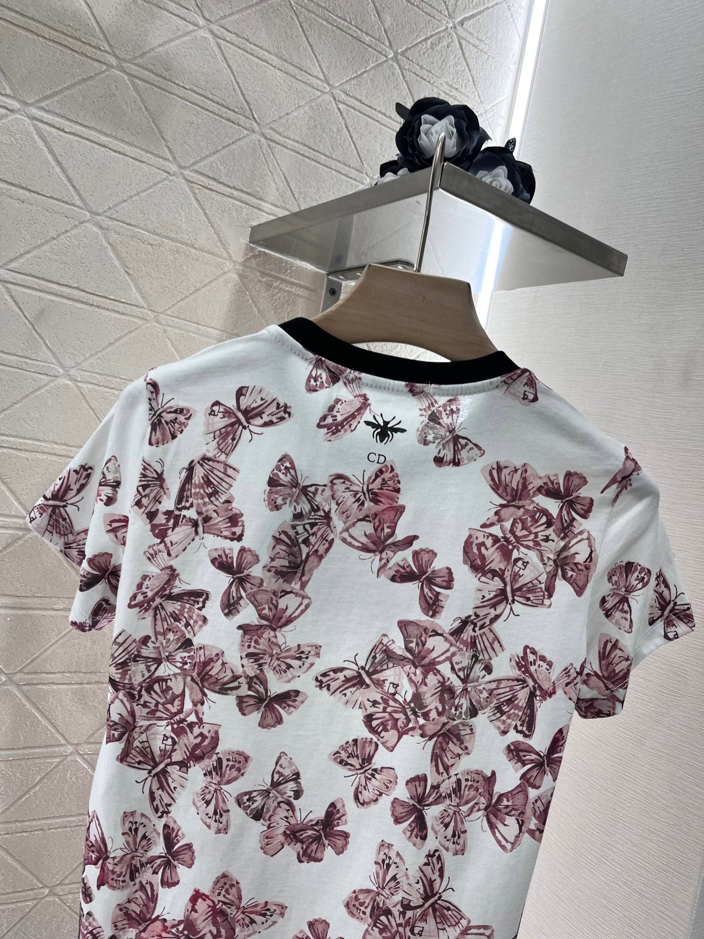 👚New product promotion. Wear fashionable floral T-shirts and walk on the street. Beautiful heart!