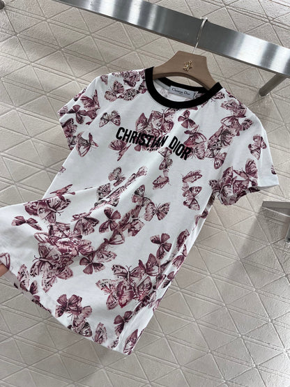 👚New product promotion. Wear fashionable floral T-shirts and walk on the street. Beautiful heart!