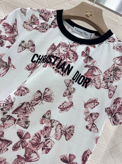 👚New product promotion. Wear fashionable floral T-shirts and walk on the street. Beautiful heart!