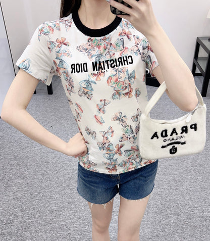 👚New product promotion. Wear fashionable floral T-shirts and walk on the street. Beautiful heart!