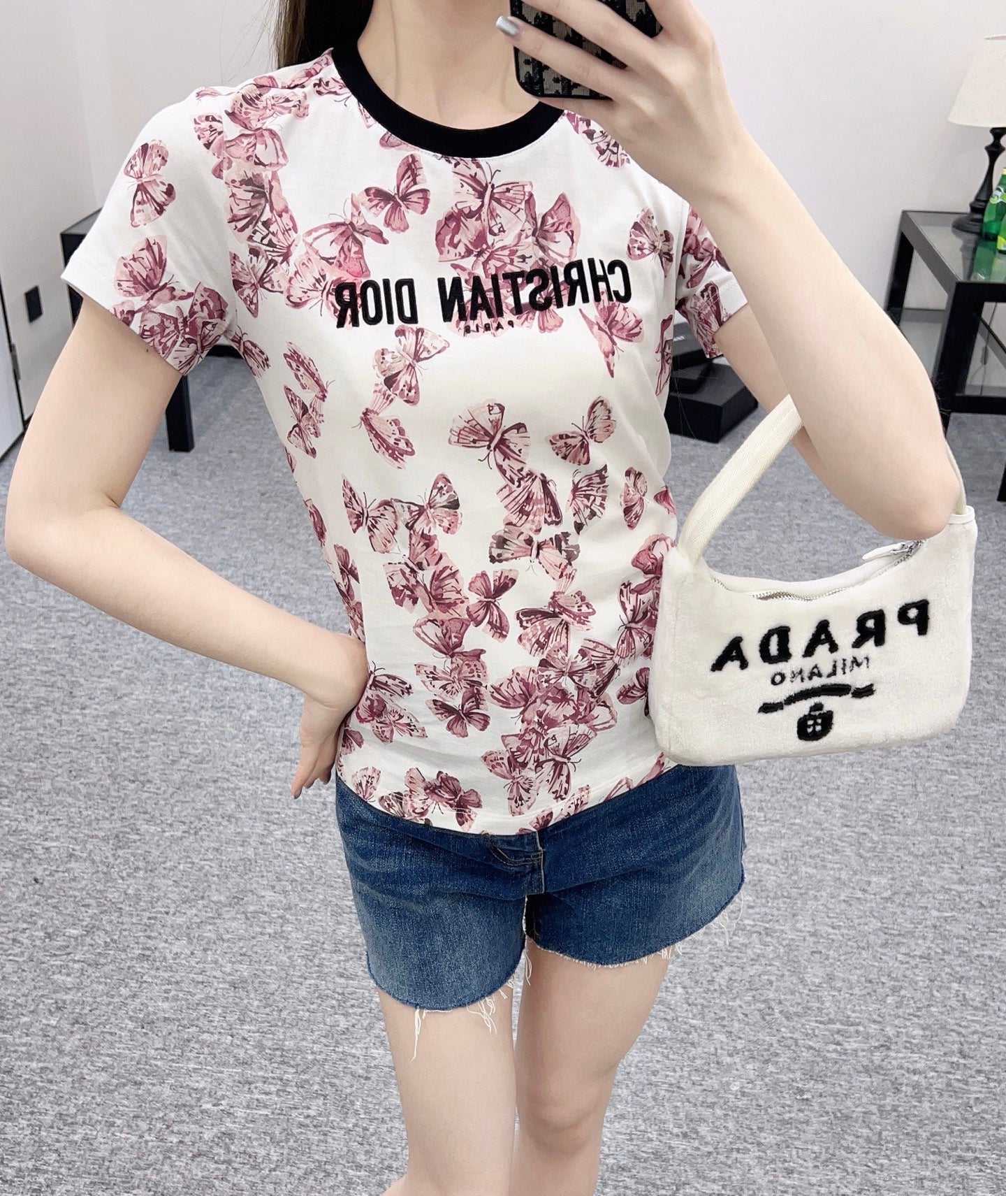 👚New product promotion. Wear fashionable floral T-shirts and walk on the street. Beautiful heart!