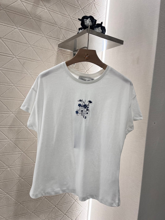 👚New product promotion. Walking on the street in a fashionable white T-shirt. Beautiful heart!