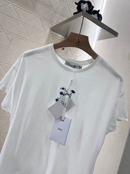 👚New product promotion. Walking on the street in a fashionable white T-shirt. Beautiful heart!