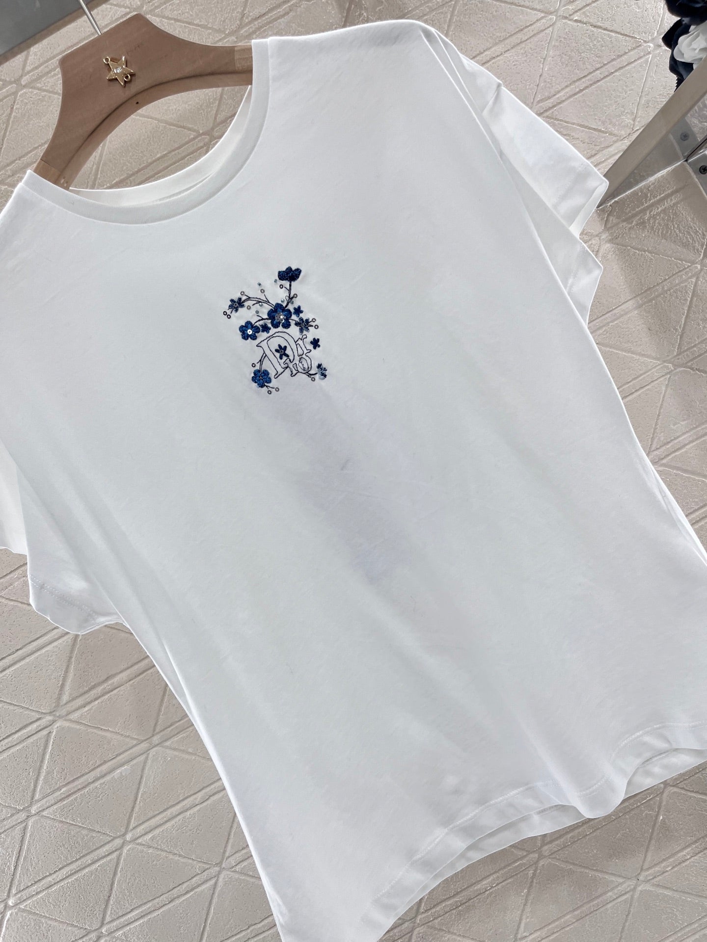 👚New product promotion. Walking on the street in a fashionable white T-shirt. Beautiful heart!