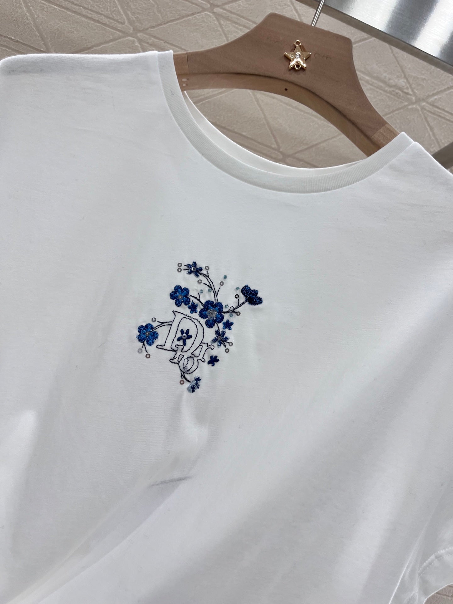 👚New product promotion. Walking on the street in a fashionable white T-shirt. Beautiful heart!