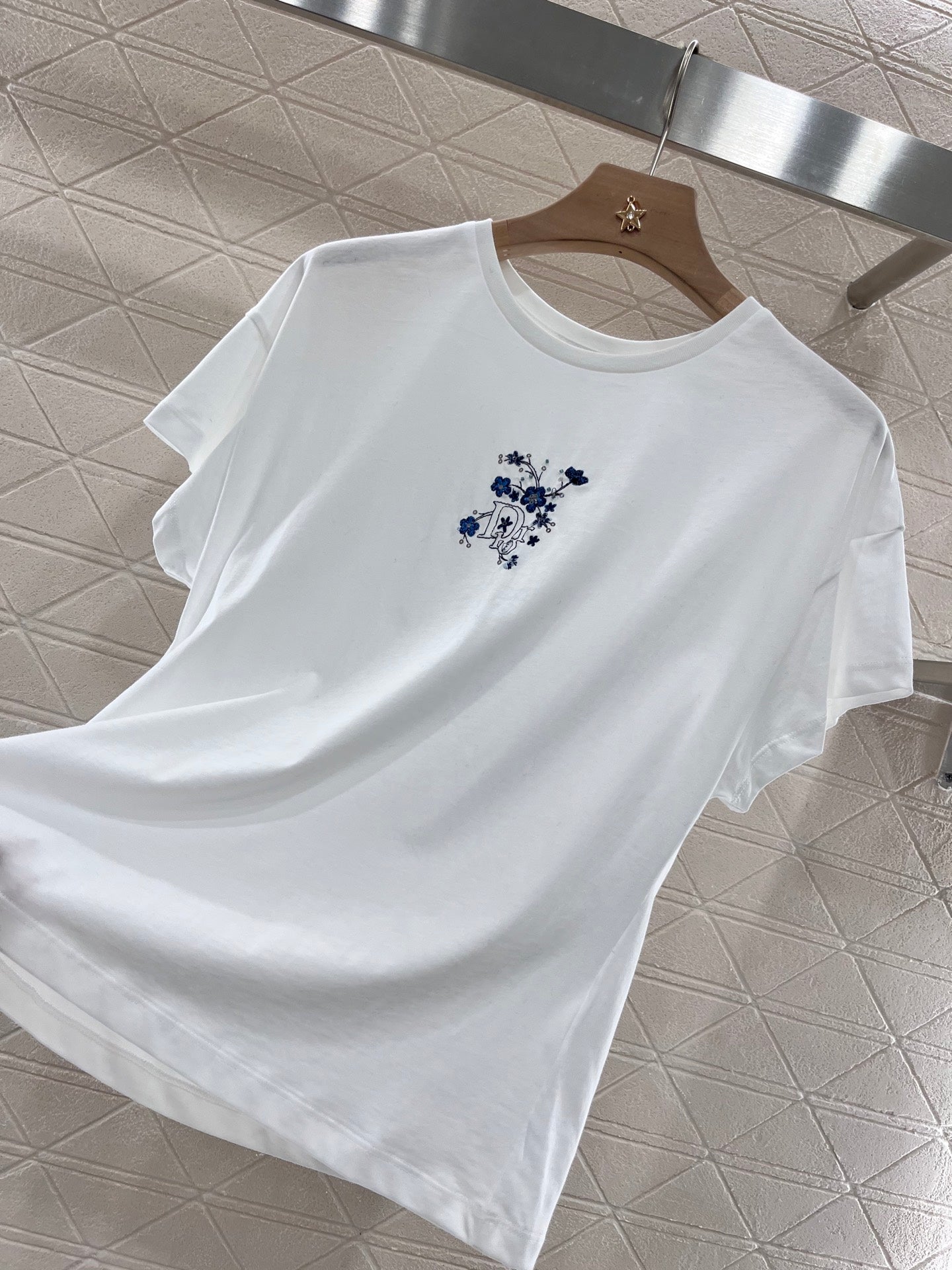 👚New product promotion. Walking on the street in a fashionable white T-shirt. Beautiful heart!