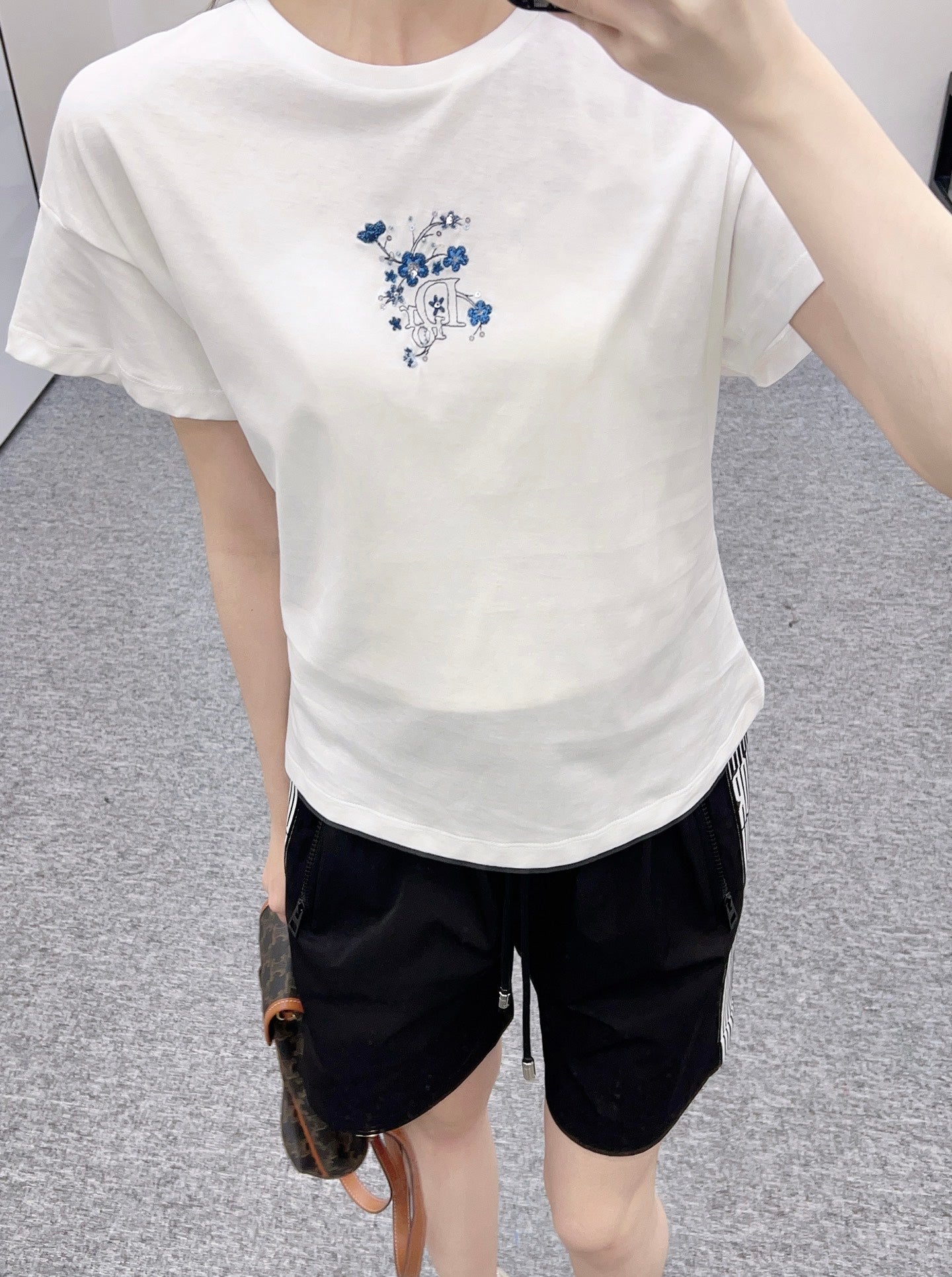 👚New product promotion. Walking on the street in a fashionable white T-shirt. Beautiful heart!