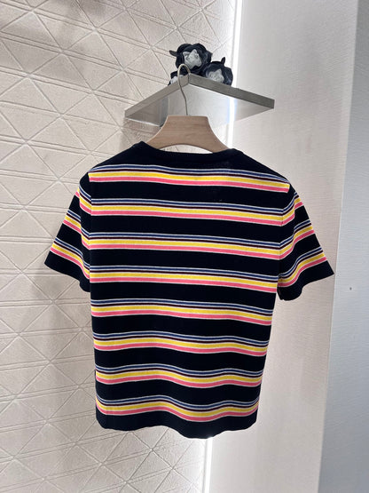 👚New product promotion. Walk on the street wearing fashionable striped T-shirts. Beautiful heart!