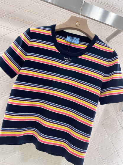 👚New product promotion. Walk on the street wearing fashionable striped T-shirts. Beautiful heart!