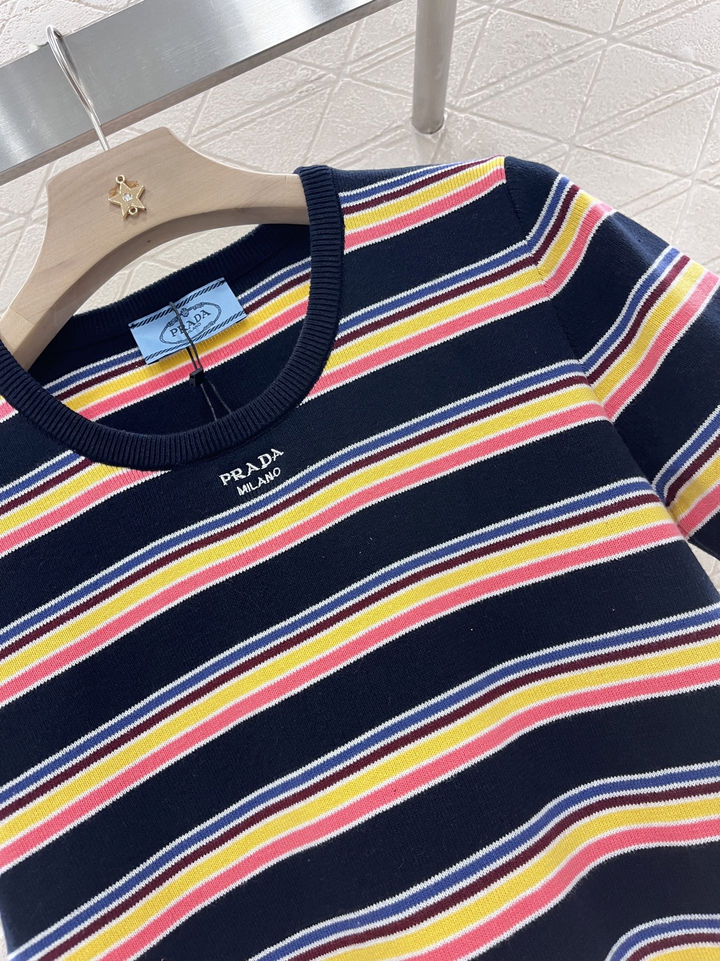 👚New product promotion. Walk on the street wearing fashionable striped T-shirts. Beautiful heart!