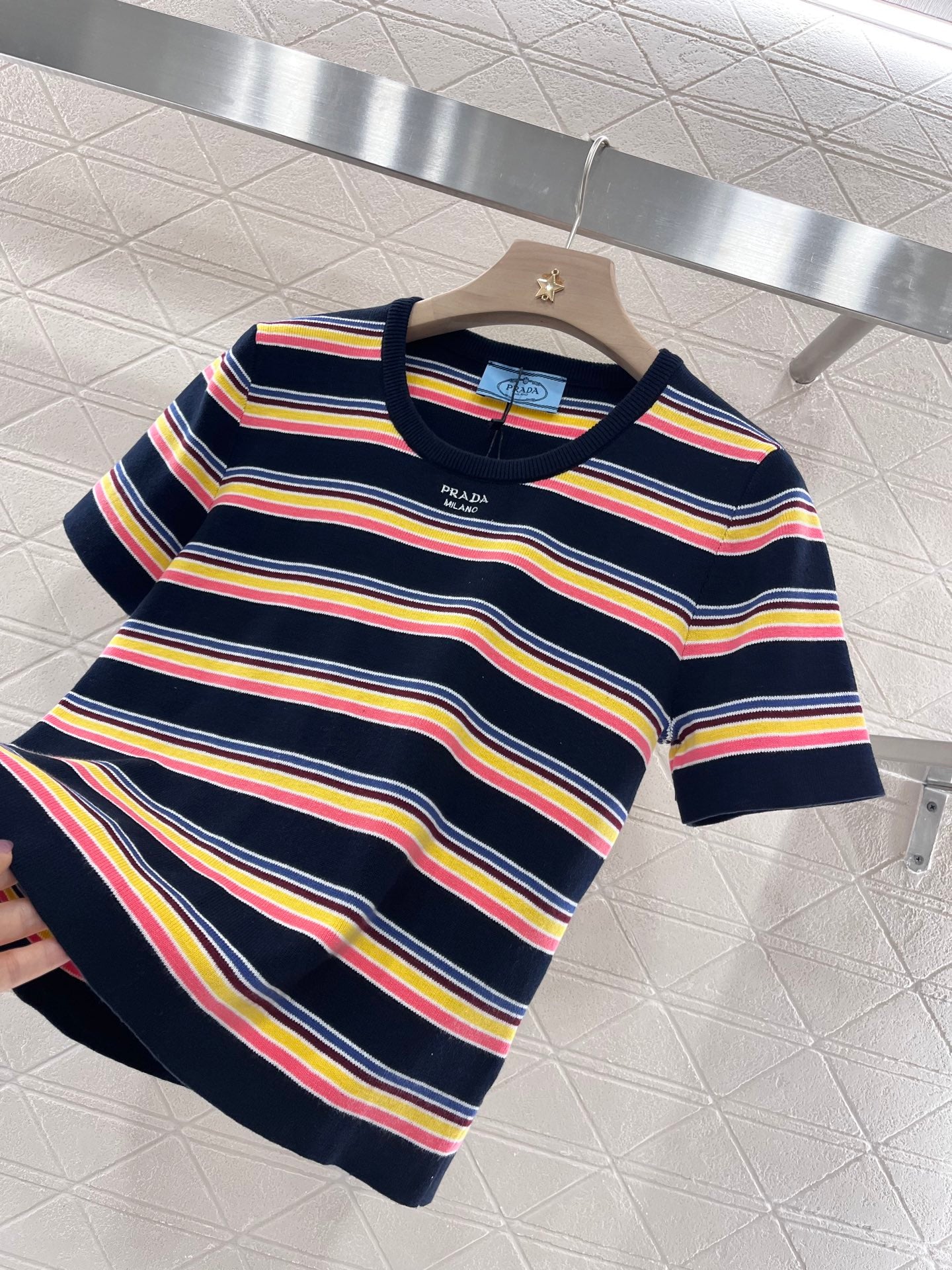 👚New product promotion. Walk on the street wearing fashionable striped T-shirts. Beautiful heart!