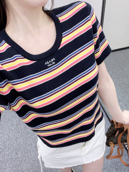 👚New product promotion. Walk on the street wearing fashionable striped T-shirts. Beautiful heart!