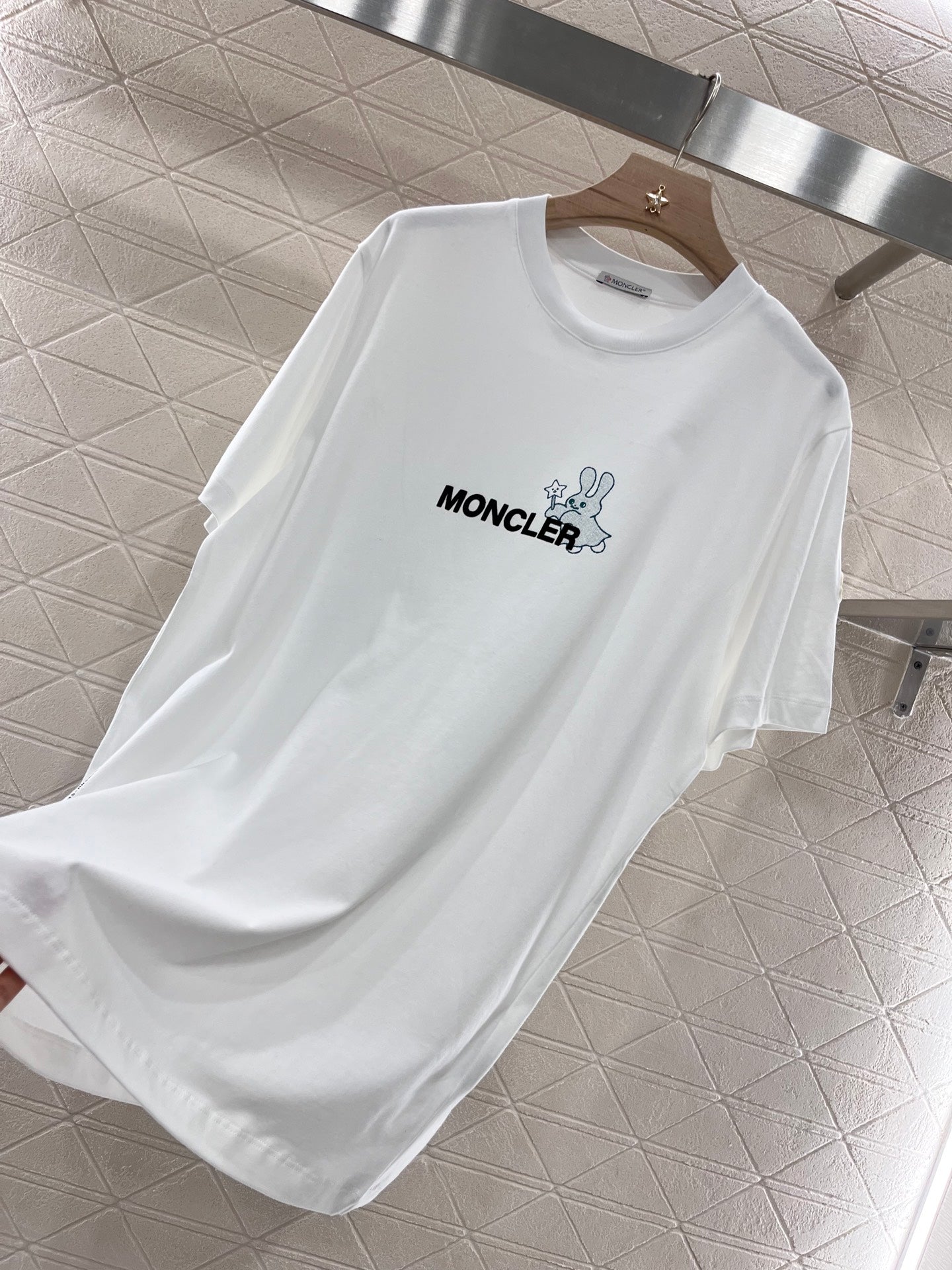 👚New product promotion. Walk on the street wearing fashionable T-shirts. Beautiful heart!