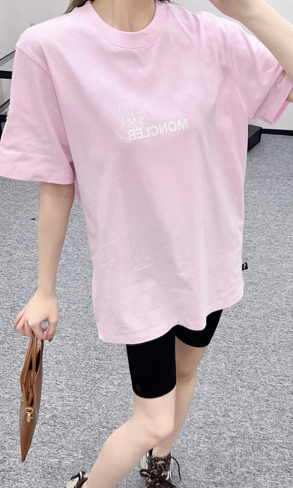 👚New product promotion. Walk on the street wearing fashionable T-shirts. Beautiful heart!