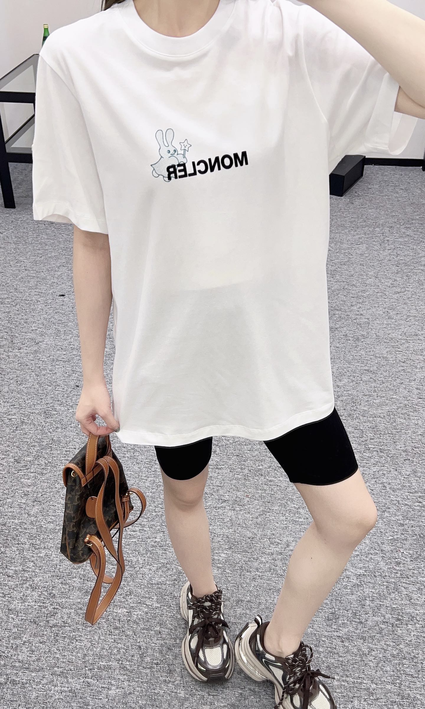 👚New product promotion. Walk on the street wearing fashionable T-shirts. Beautiful heart!