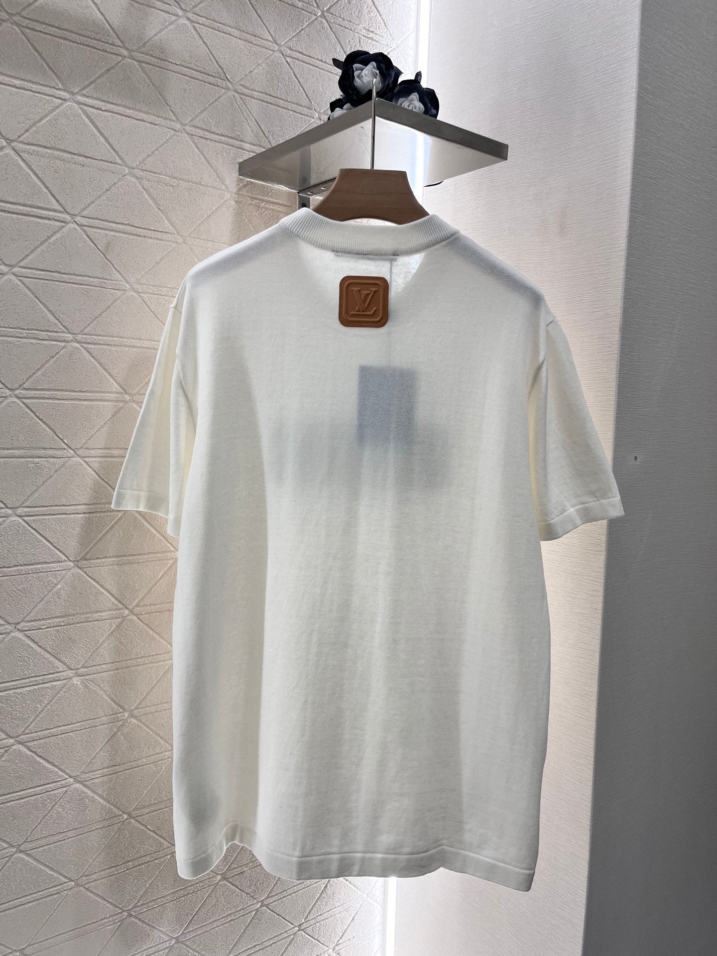 👚New product promotion, walking on the street in a fashionable white T-shirt, beautiful heart