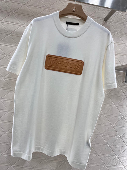 👚New product promotion, walking on the street in a fashionable white T-shirt, beautiful heart