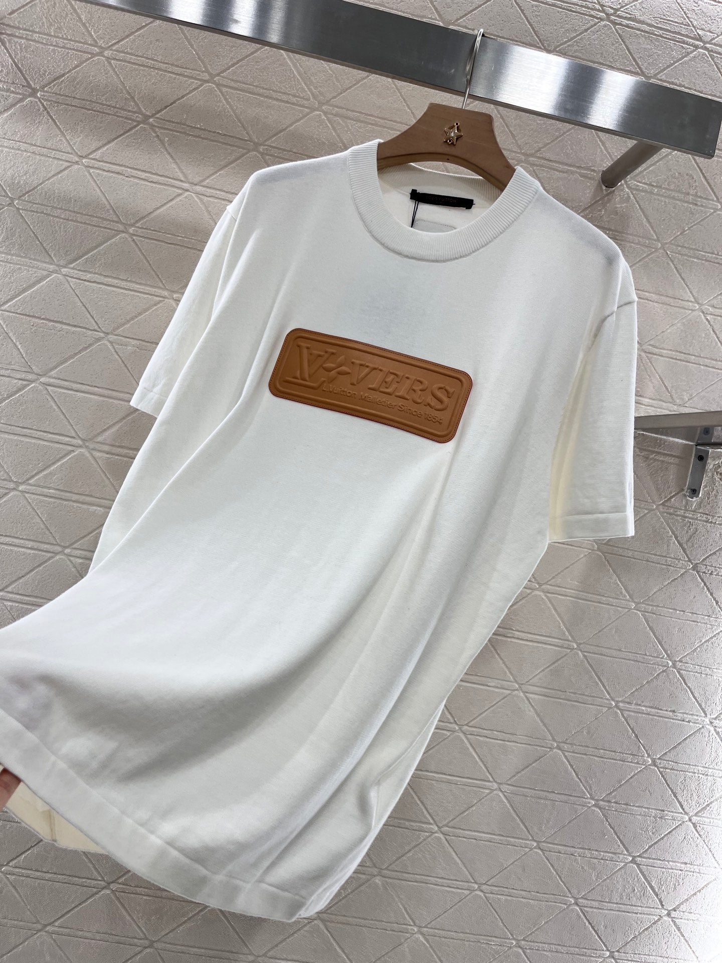 👚New product promotion, walking on the street in a fashionable white T-shirt, beautiful heart