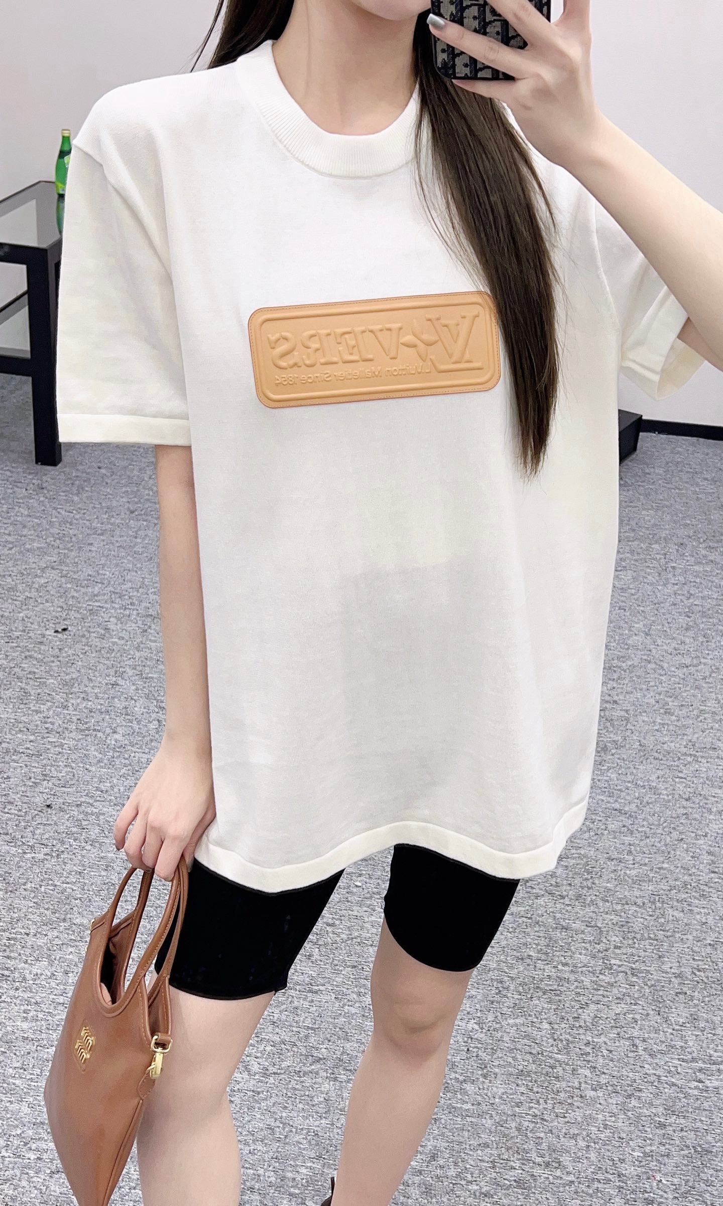 👚New product promotion, walking on the street in a fashionable white T-shirt, beautiful heart