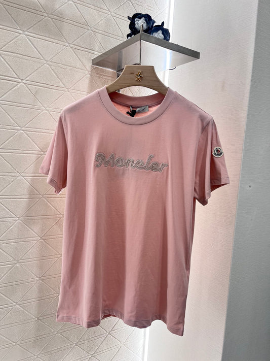 👚New product promotion. Wearing a fashionable light pink T-shirt and walking on the street. Beautiful heart