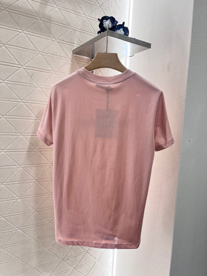 👚New product promotion. Wearing a fashionable light pink T-shirt and walking on the street. Beautiful heart