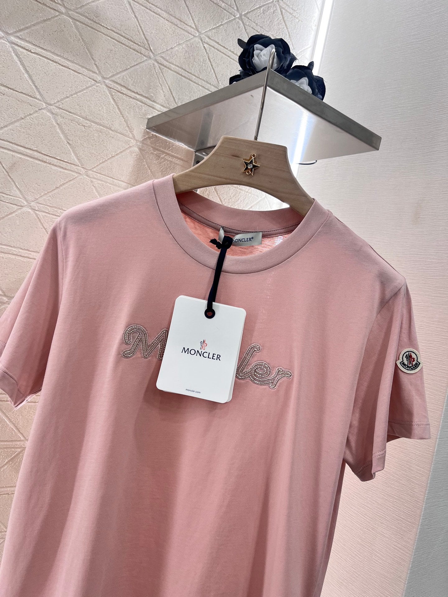 👚New product promotion. Wearing a fashionable light pink T-shirt and walking on the street. Beautiful heart