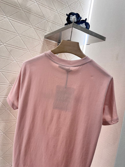 👚New product promotion. Wearing a fashionable light pink T-shirt and walking on the street. Beautiful heart