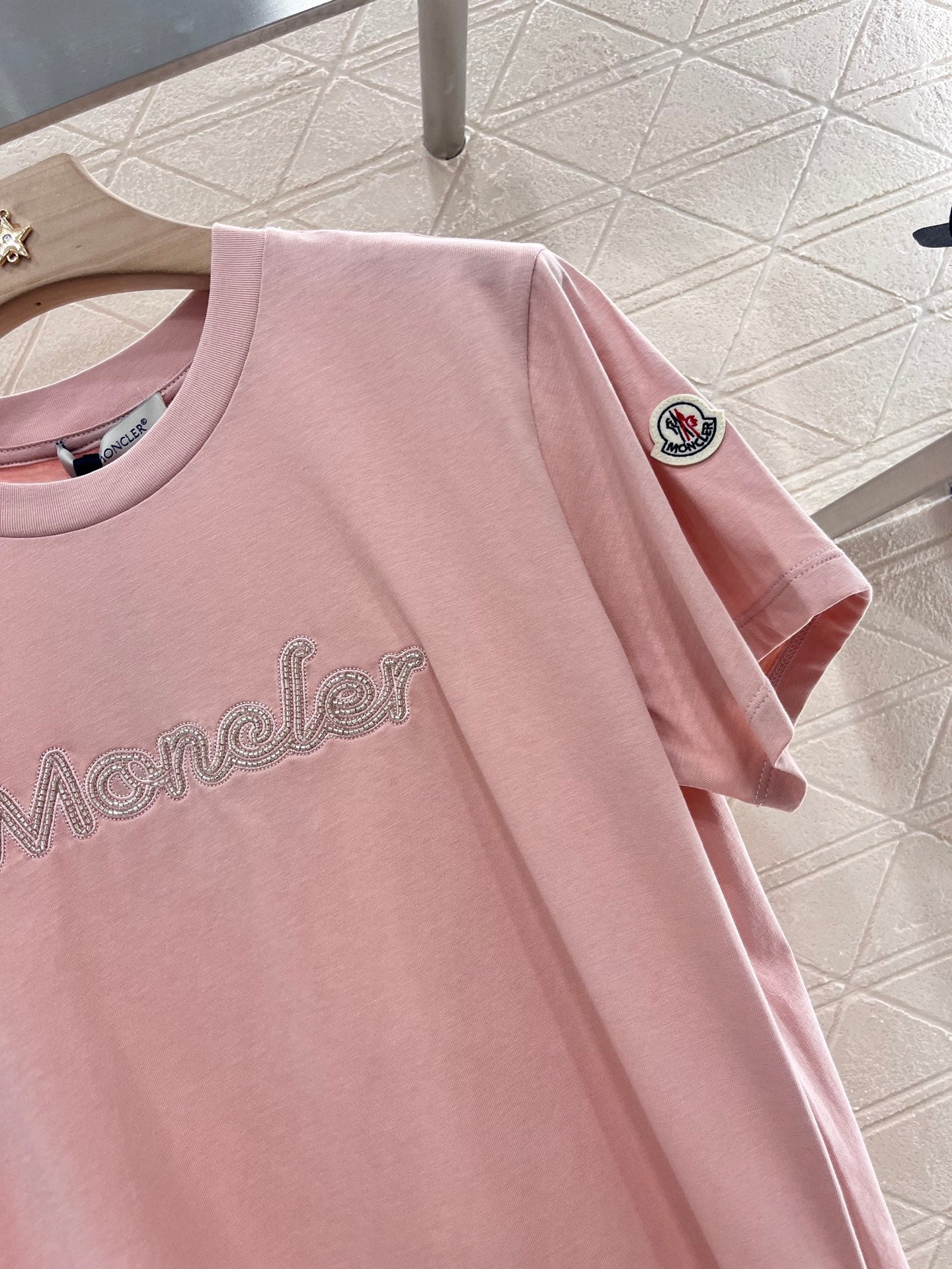 👚New product promotion. Wearing a fashionable light pink T-shirt and walking on the street. Beautiful heart